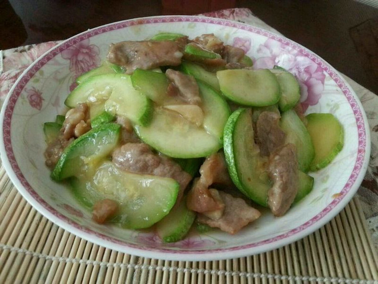 清爽快手菜:西葫芦炒肉片的做法