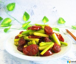 #中秋跟着金龙鱼外婆乡小榨菜籽油一起吃香喝辣#芹菜炒腊肠的做法