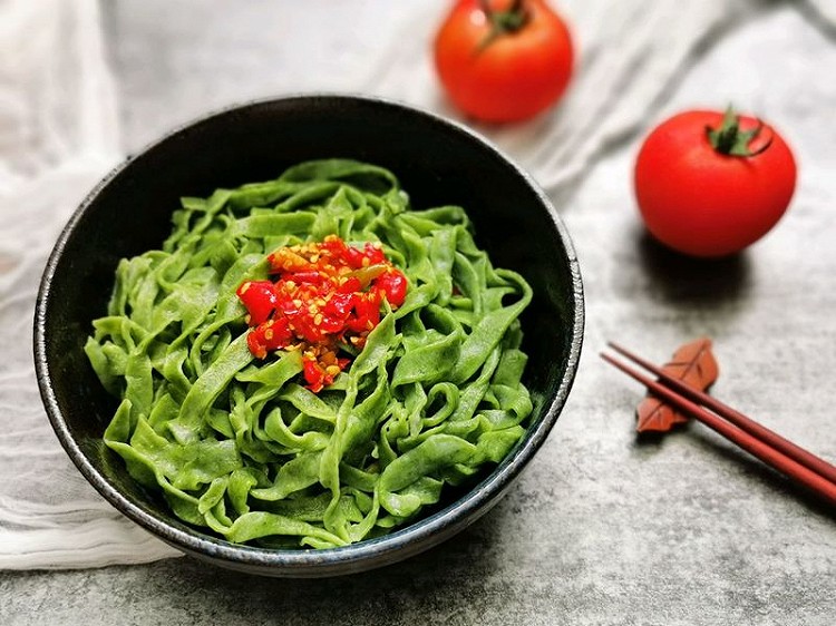 手工菠菜面的做法