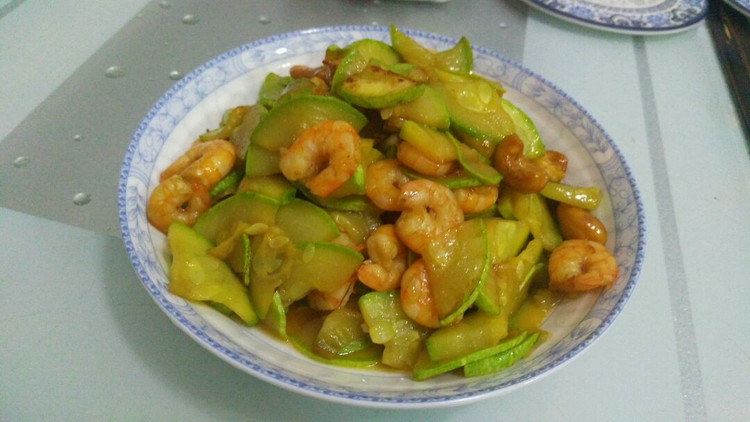 西葫芦虾仁炒腰果的做法