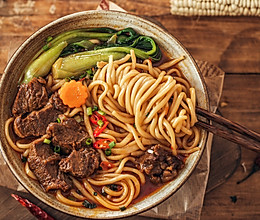 第一次做麻辣牛肉面，一口气吃两碗好吃的做法