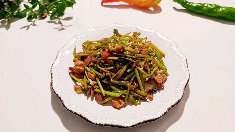 椒蒜芹菜煸肉碎的做法