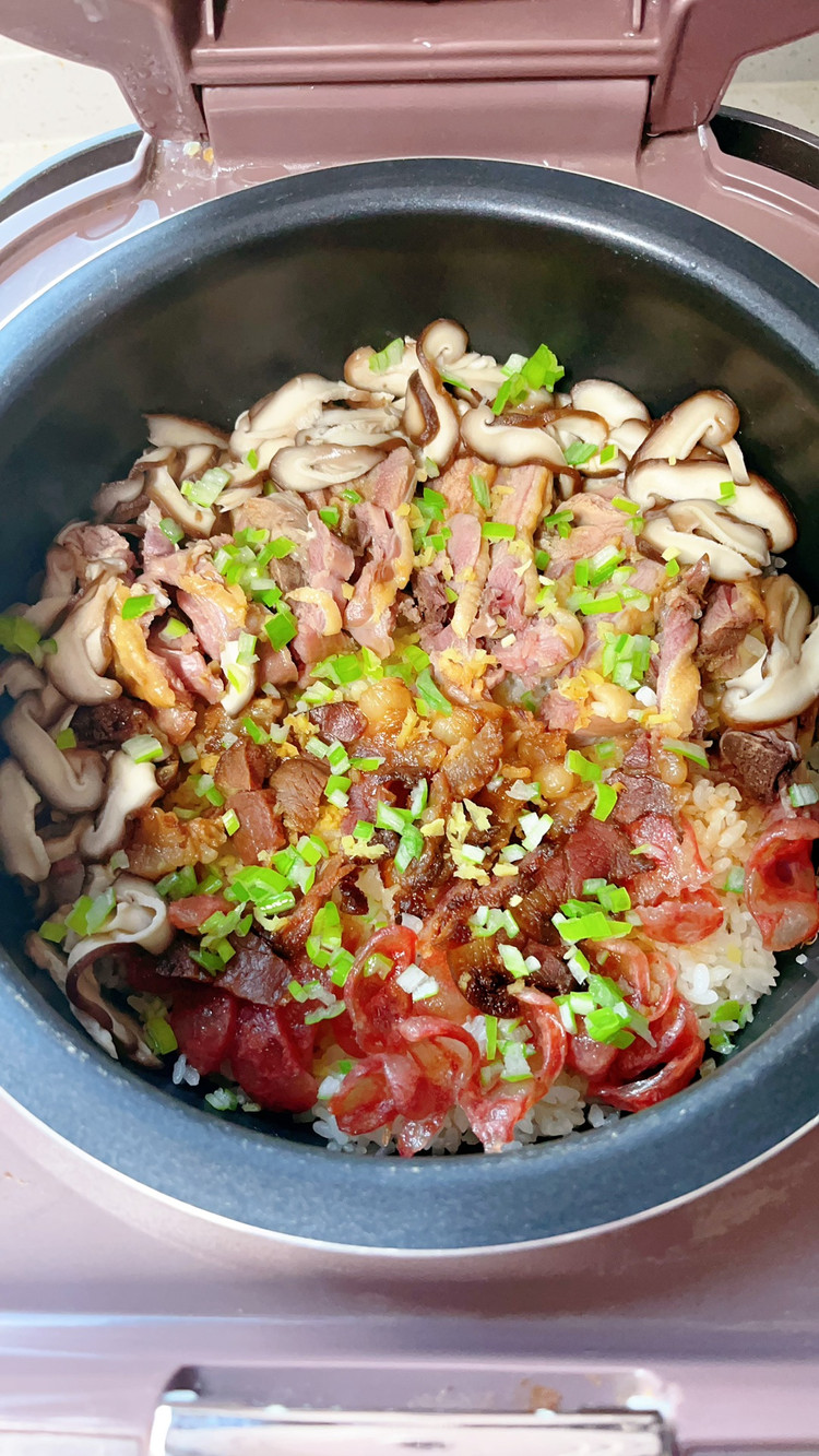 电饭锅版腊味煲仔饭的做法