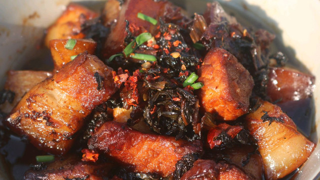 红烧肉焖梅菜干的做法