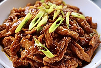 浓郁的大葱炒肉丝这样做真的是香迷糊了！嫩滑的肉丝裹着酱汁