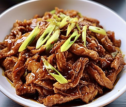 浓郁的大葱炒肉丝这样做真的是香迷糊了！嫩滑的肉丝裹着酱汁的做法