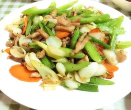 清爽百合芹菜小炒肉的做法