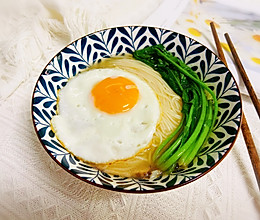#换着花样吃早餐#菠菜鸡蛋面的做法