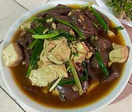 猪血炖豆腐的做法