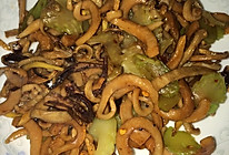鱿鱼干炒芹菜的做法