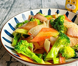 #吃出健康，解决假胖#西兰花炒腊肉的做法