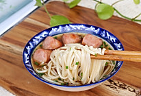 #一起加油，我要做A+健康宝贝#香肠阳春面的做法