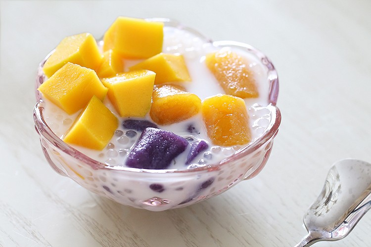 缤纷夏日：芒果双色芋圆西米露的做法