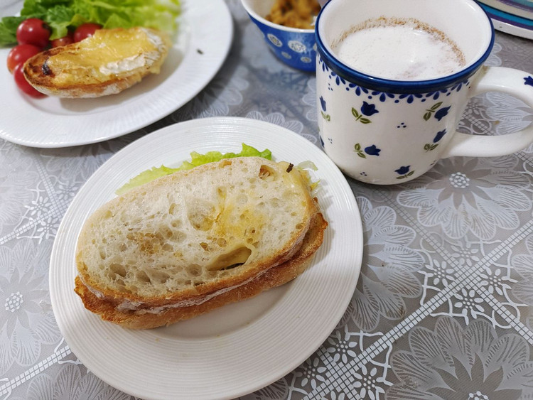 肉松奶酪欧包三明治的做法