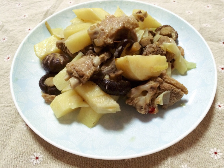 竹笋炖鸭肉的做法