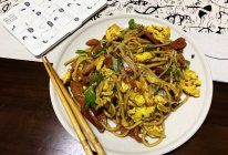 鸡蛋、火腿炒面的做法
