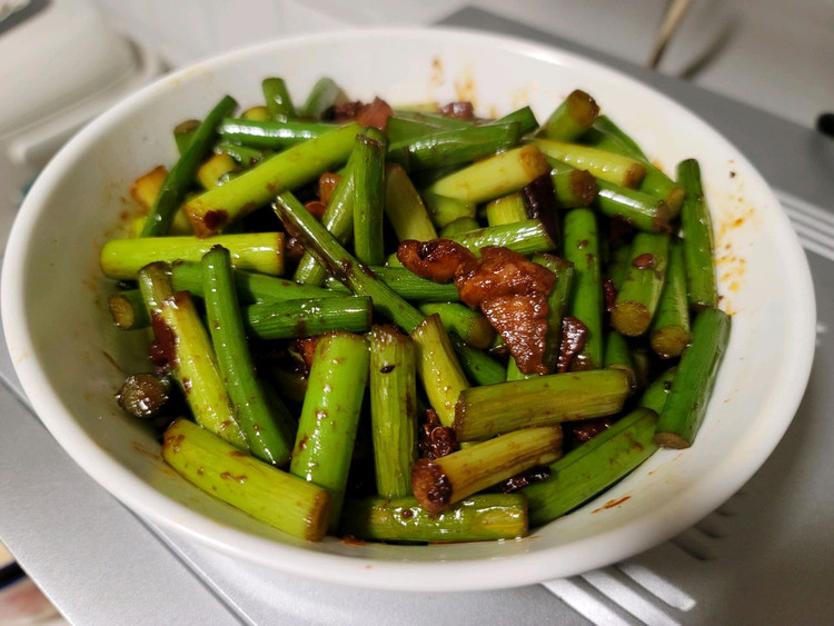 韭苔炒肉的做法