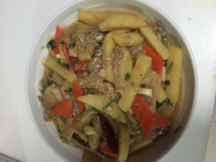 刀鱼炖土豆的做法