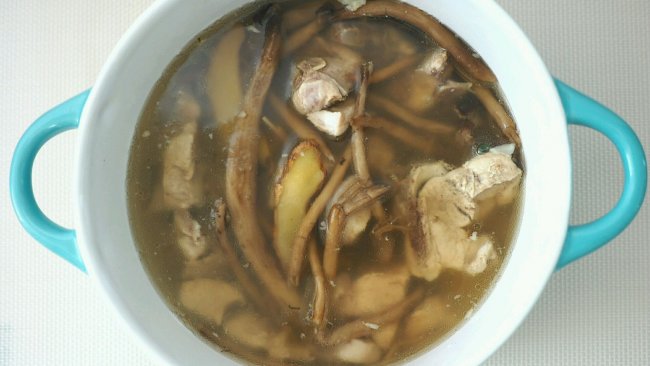 电饭锅鲜茶树菇排骨汤的做法