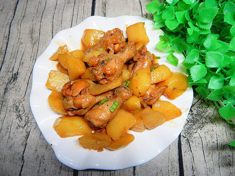 土豆烧鸡腿根的做法