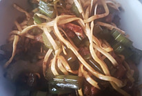 芹菜肉丝焖面的做法