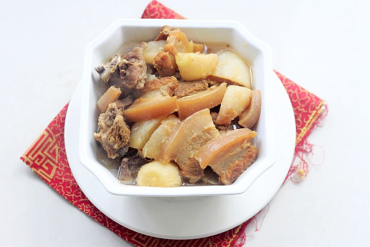 红萝卜炖肉的做法