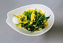 【孕妇食谱】菠菜炒鸡蛋，多做一步，鸡蛋滑嫩，菠菜翠绿不涩口的做法