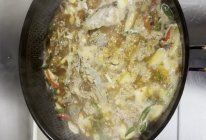 农家芋头鱼尾炖鱼杂的做法