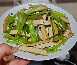 清爽家常菜~香干炒芹菜的做法