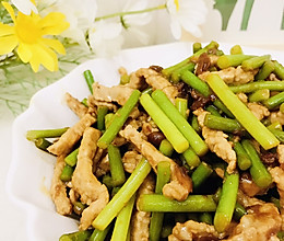 #吃出健康，解决假胖#蒜苔炒肉丝的做法