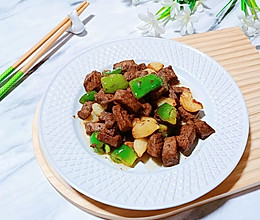 金蒜牛肉粒的做法