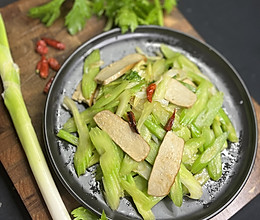 #时令蔬菜最养人#高纤维高蛋白，芹菜炒熏干！的做法