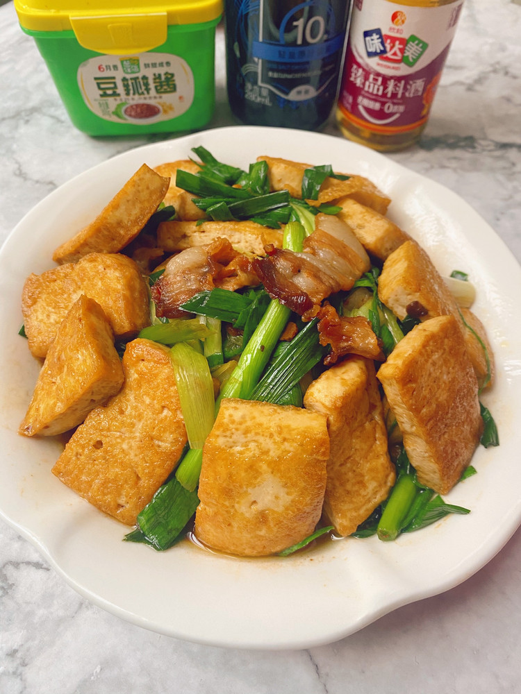 大蒜苗焖豆腐的做法