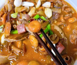 野生丛菌炖腊肉的做法
