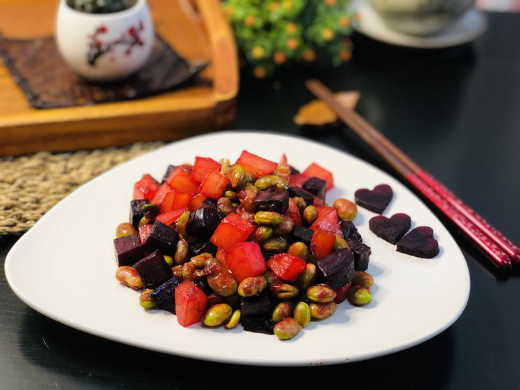 一道艳丽的甜菜根炒双豆（毛豆和土豆） 净素食的做法