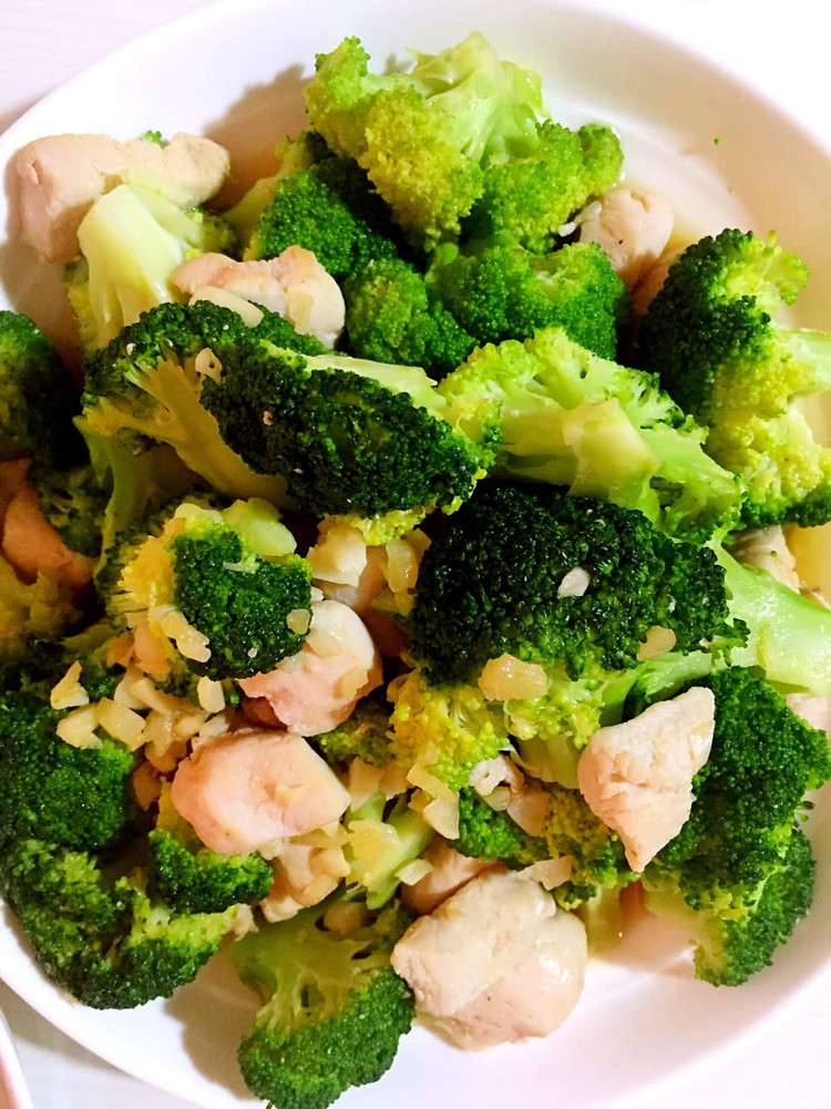 鸡胸肉炒西兰花的做法