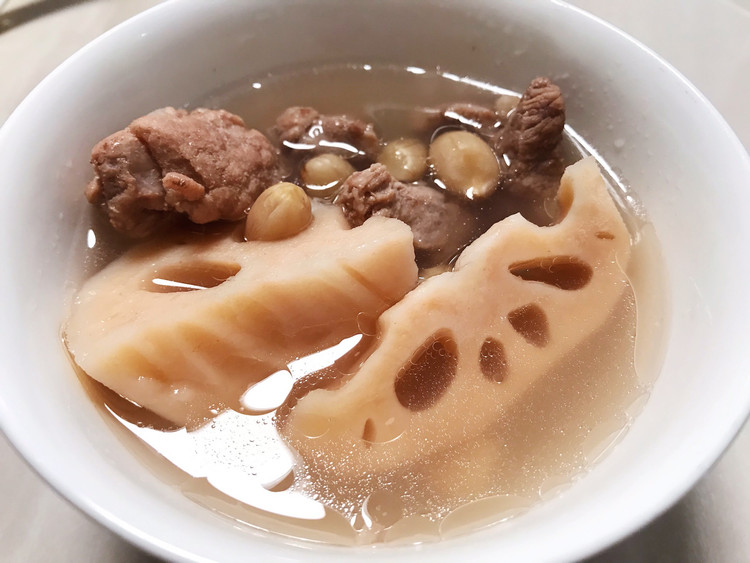 清甜排骨莲藕花生汤的做法