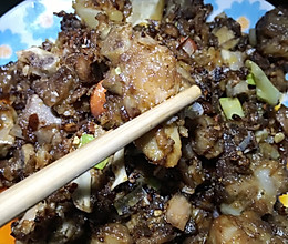 老干妈蒜香炒排骨的做法
