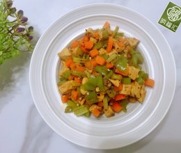 #纳福汇轻松喷出美味#低卡减脂餐！辣椒胡萝卜炒鸡胸肉的做法