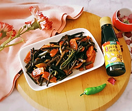 鲜贝露春日尝鲜+蕨菜炒腊肉肠的做法