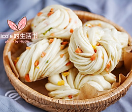 #憋在家里吃什么#勾人食欲的大花卷：葱花火腿花卷的做法