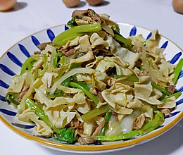 葱肉芹丝炒豆皮的做法