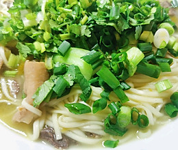 暖胃浓汤牛杂汤面的做法