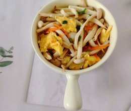 #夏日鲜味轻享健康#鸡蛋炒海鲜菇的做法