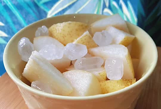 冰糖炖雪梨的做法