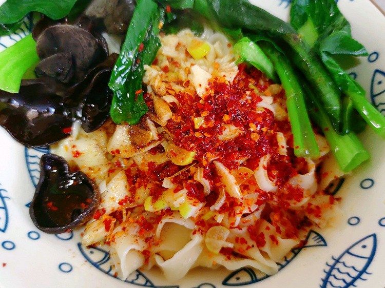 红红火火的油泼面的做法