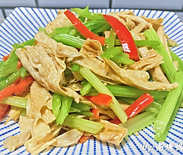 想胖都难的芹菜炒腐竹的做法