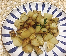 #我要上首焦#迷迭香煎土豆，两种食材制作出一道美味佳肴的做法