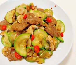 西葫芦炒牛肉，鲜嫩多汁下饭的家常小炒 #肉食主义#的做法