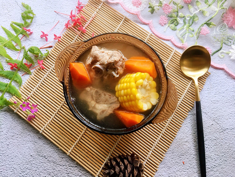 玉米胡萝卜骨头汤的做法